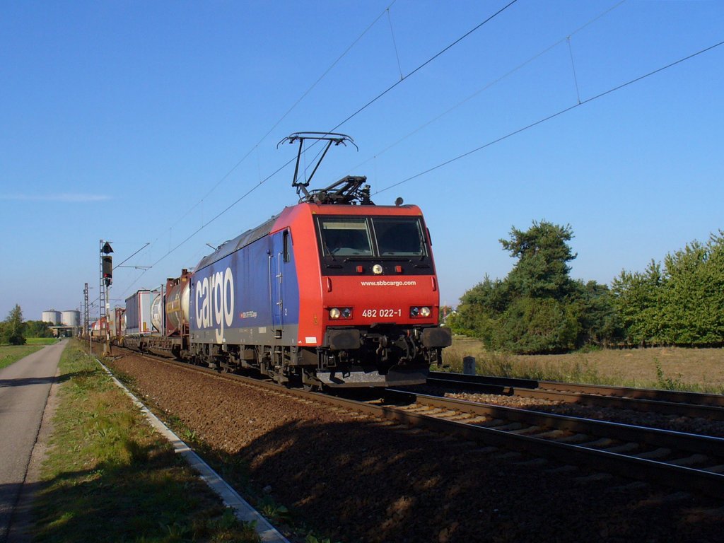 SBB Cargo Re 482 022-1 zieht einen Containerzug am 21.09.2011 durch Wiesental 
