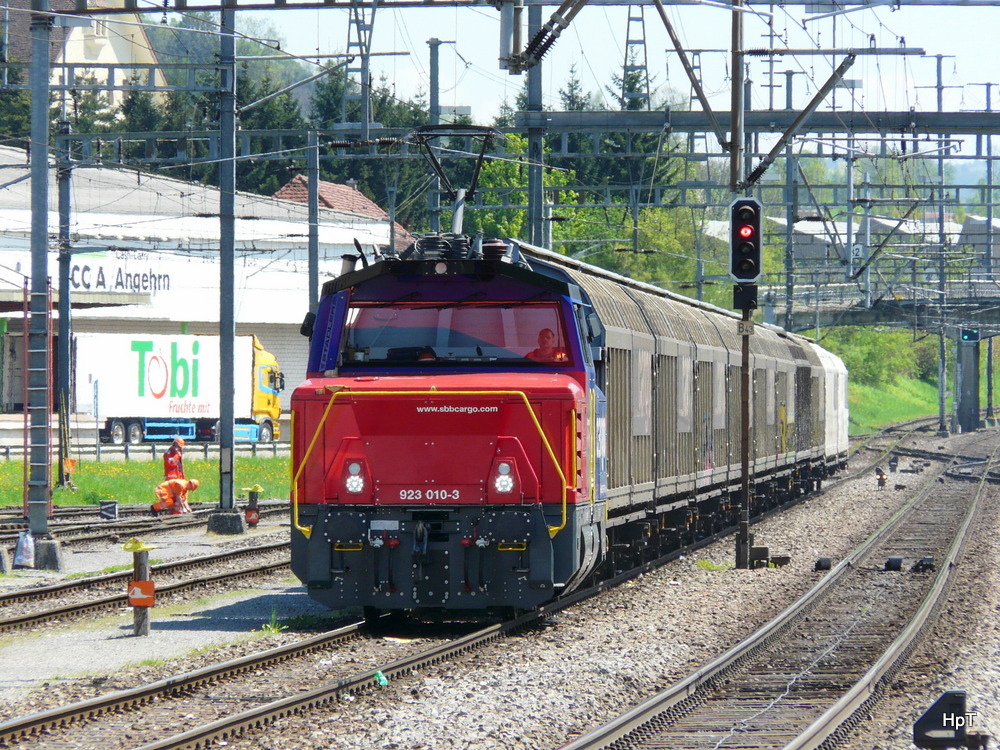 SBB - Eem 923 010-3 mit Gterwagen bei Rangierarbeiten im Bahnhofsareal von Gossau am 08.05.2013