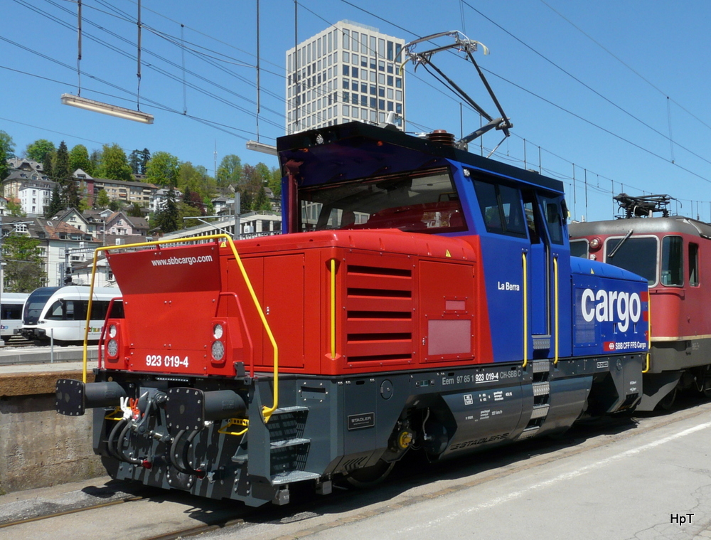 SBB - Eem 923 019-4 und im Schlepp die Re 4/4 11188 bei Ausbildung fr SBB Personal im Bahnhof von St.Gallen am 08.05.2013