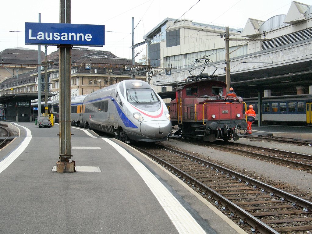 SBB ETR 610 als EC 39 nach Milano verlsst Lausanne. 
15. Dezember 2009.

EXIF-Daten: NIKON E7900, Aufnahmezeit: 2009:12:15 17:00:01, Belichtungsdauer: 0.008 s (786163/100000000) (1/127), Blende: f/3.2, ISO: 135, Brennweite: 10.60 (106/10)