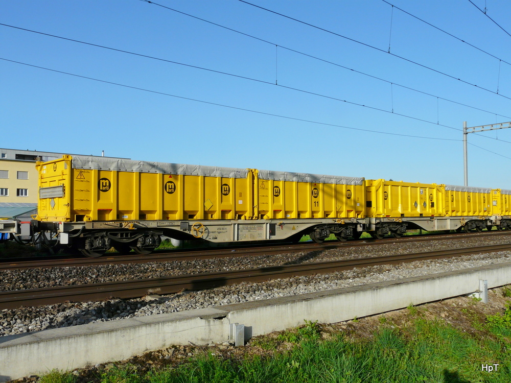 SBB - Gterwagen vom Typ Sggmrrs-z  37 85 493 4 004-0 im Bahnhofsareal von Mnchenbuchsee am 10.04.2011