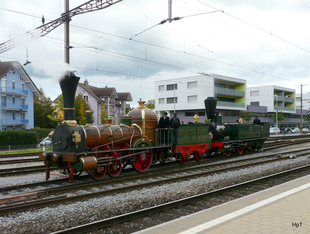 SBB Historic - Zur Feier von 150 Jahre Eisenbahn am Jurabogen ist die Dampflok D 1/3 1 Limmat und die Dampflok Ec 2/5 28 Genf im Bahnhof Lyss am 26.09.2010