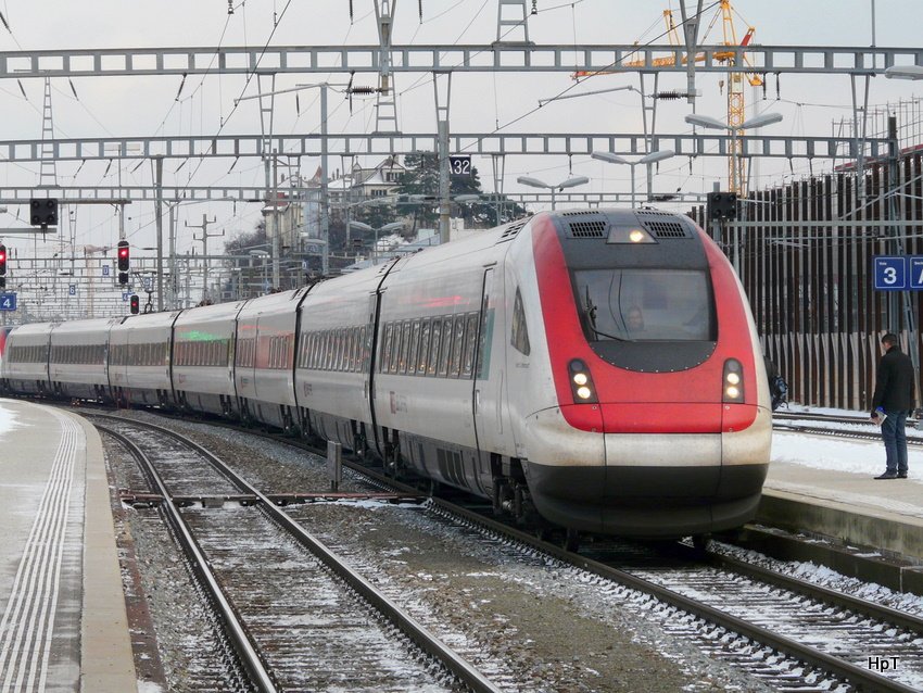 SBB - ICN Friedrich Drrenmatt bei der einfahrt in den Bahnhof Neuchatel am 19.12.2009