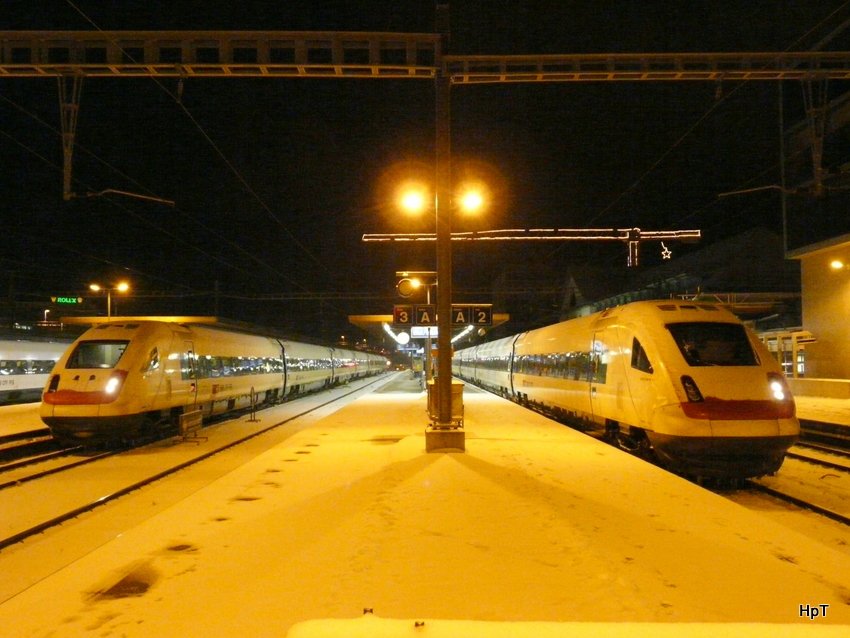 SBB - Im Bahnhof Biel am 10.01.2010 um Morgens um 06.35 Uhr sind die beiden ICN Eduard Spelterin und Harald Szeemann abgestellt und warten auf ihre Tagesarbeit ICN Eduard Spelterin nach lausanne und Harald Szeeman Richtung Zrich .. Aufnahmezeit: 2010:01:10 06:35:13, Belichtungsdauer: 0.050 s (10/200) (1/20), Blende: f/2.8, ISO: 800, Brennweite: 5.40 (54/10)... Ohne Blitzlicht ... 