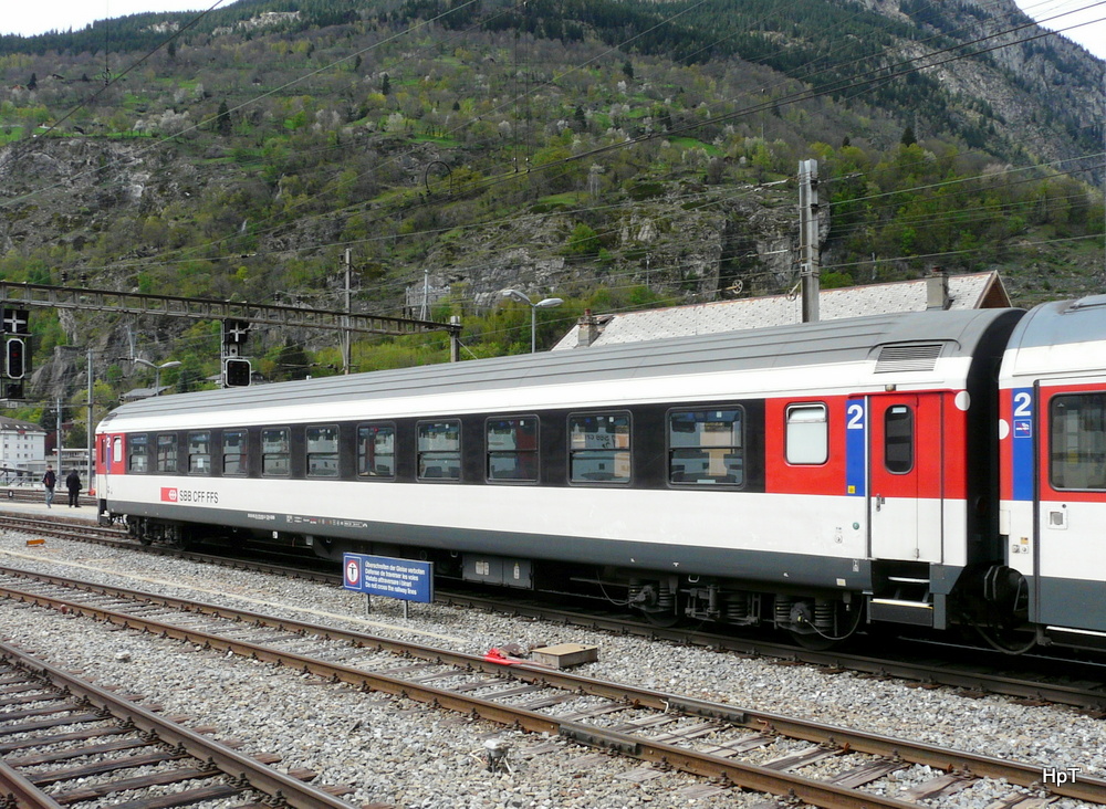 SBB - Personenwagen 2 Kl. B 50 85 21-73 312-3 im Bahnhof Brig am 27.04.2013