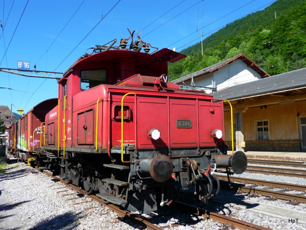 SBB - Rangierlok Ee 3/3 16386 abgestellt in Vallorbe am 31.07.2010  .. Fotostandpunkt auserhalb des Geleisfeldes von einem Weg ...