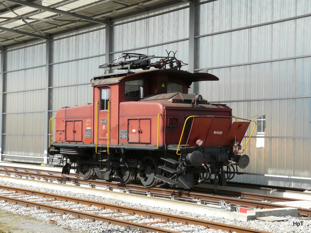 SBB - Rangierlok Ee 3/3 16408 abgestellt im Areal der SBB Werksttte in Biel am 10.04.2011 .. Standpunkt des Fotografen auserhalb des Areals der SBB Werksttte..