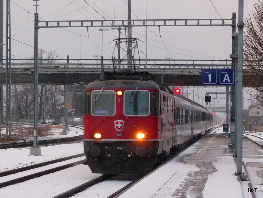 SBB - Re 4/4 11125 vor IR Chur - St.Gallen bei der einfahrt in den Bahnhof Buchs/SG um 18.00 am 06.03.2010