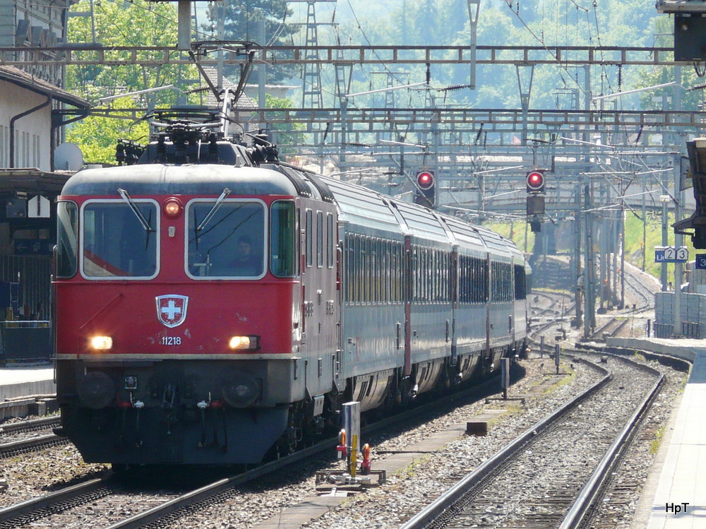 SBB - Re 4/4 11218 mit Schnellzug bei der Durchfahrt im Bahnhof Liestal am 24.05.2010