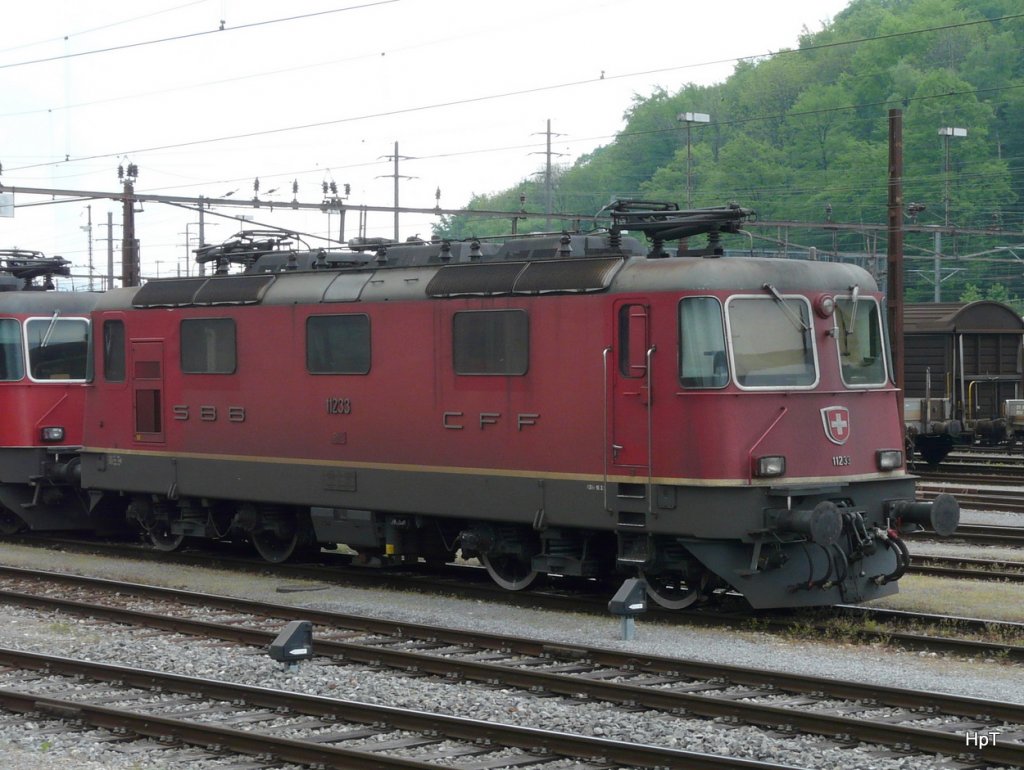 SBB - Re 4/4  11233 im Depotareal in Olten am 08.05.2010