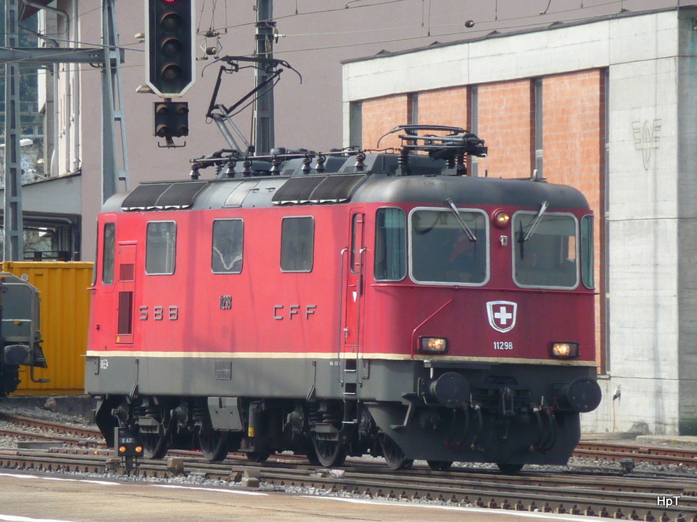 SBB - Re 4/4 11298 im Bahnhof Langenthal am 25.03.2010