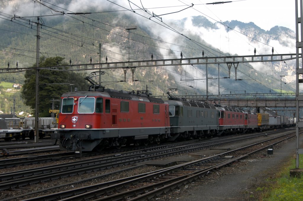 SBB Re 4/4 III 11351 (RE 430 351), Re 6/6 11659 (Re 620 059)  Chavornay , eine unbekannte Re 6/6 (Re 620) und eine unbekannte Re 4/4 II (Re 420/421) oder III (Re 430) mit einem KLV-Zug beginnen ihre Fahrt in Erstfeld in Richtung St. Gotthard, 11.08.09