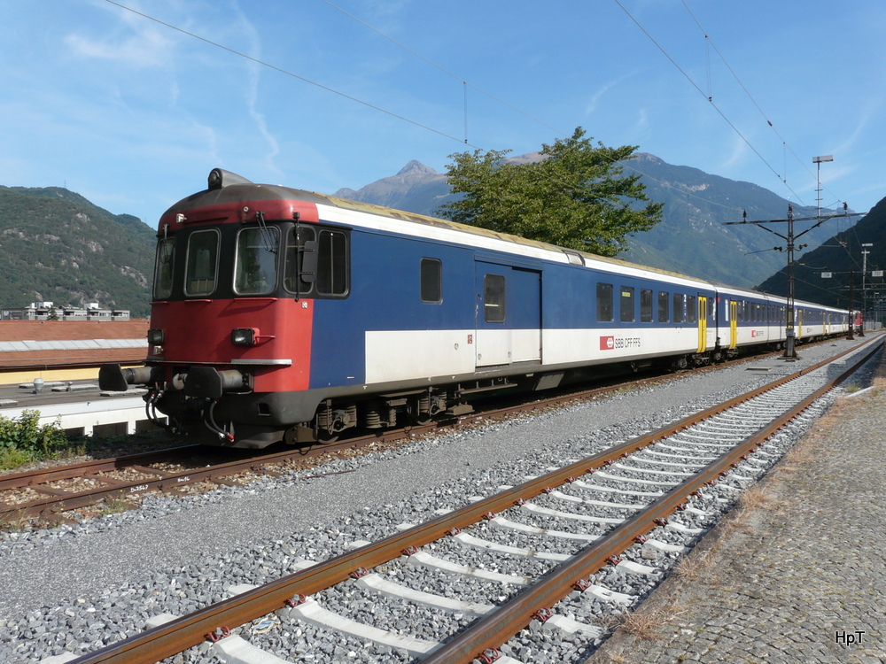 SBB - Res. Pendelzug ( BDt 50 85 82-33937-2) abgestellt im Bahnhofsareal in Bellinzona am 18.09.2012