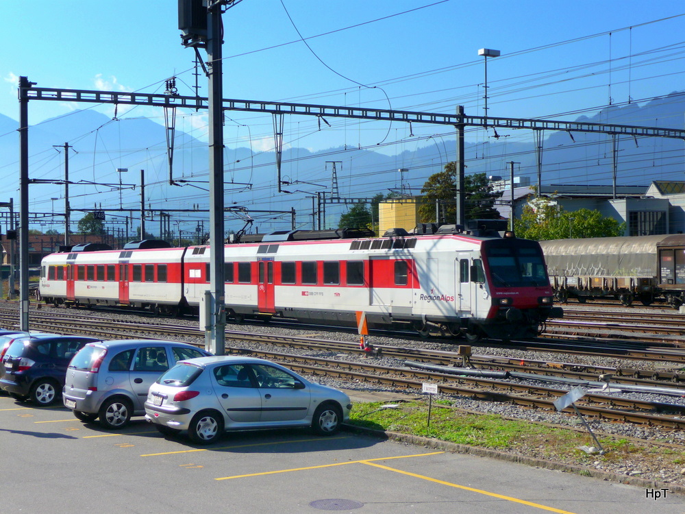 SBB - Schnappschuss vom Triebwagen RBDe 4/4 560 412 mit Steuerwagen bei der durchfahrt in Thun am 24.09.2011