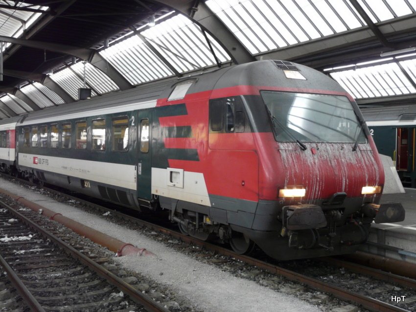 SBB - Steuerwagen 2 Kl. Bt 50 85 28-94 955-7 im Hauptbahnhof von Zrich am 10.01.2010