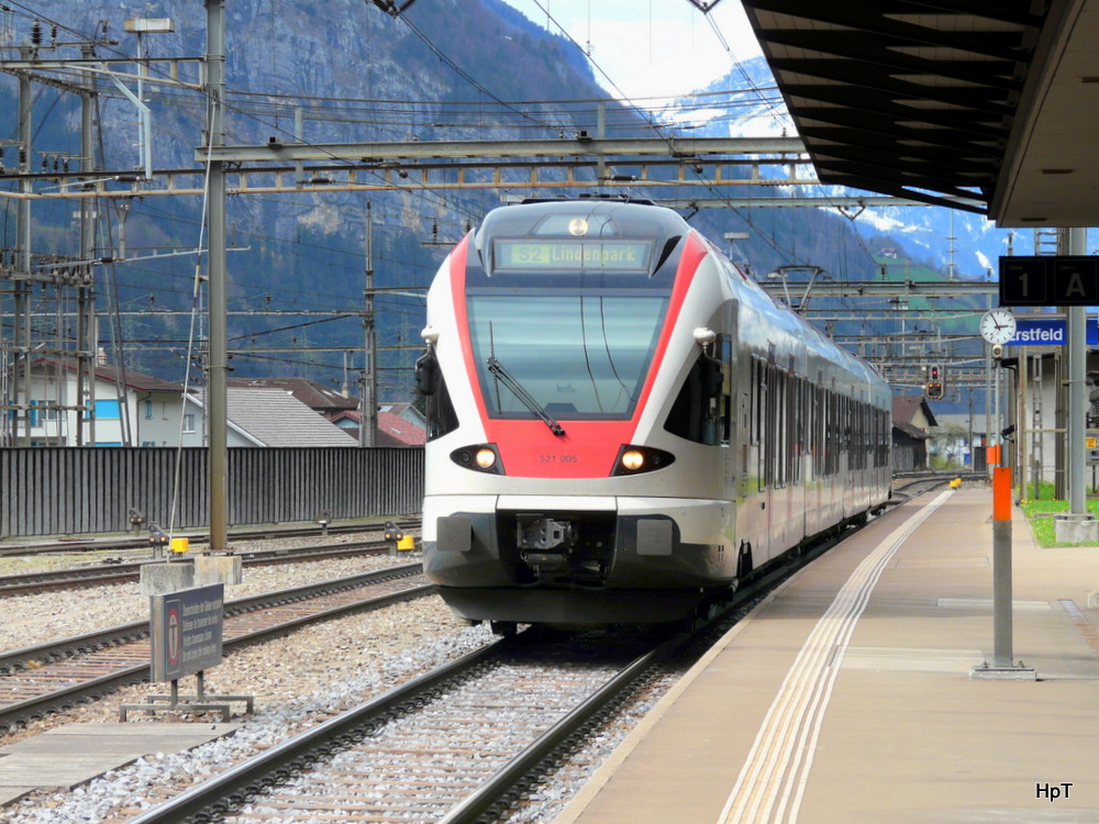 SBB - Triebzug RABe 521 005-4 bei der einfahrt im Bahnhof erstfeld am 09.04.2012