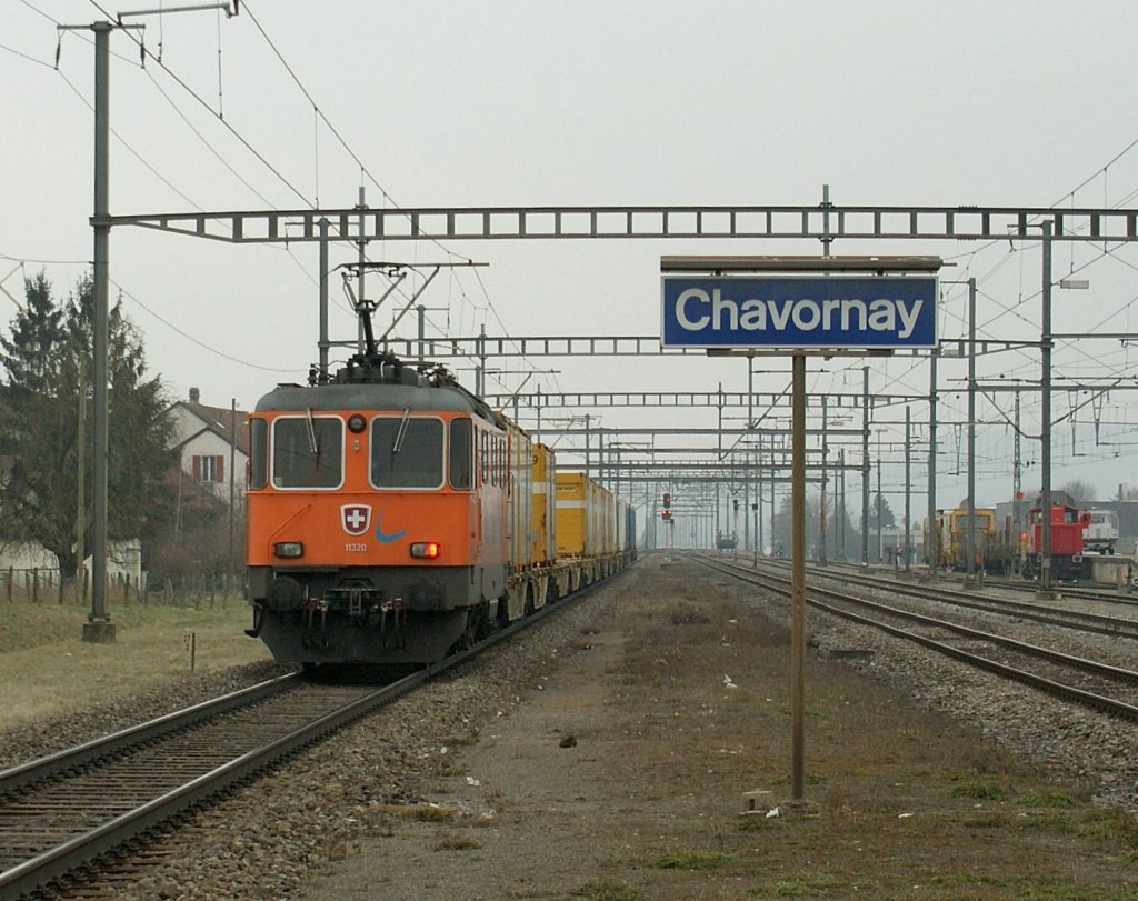 Schiebende Re 4/4 II sind ja nichts besonders, jedenfalls im Reiseverkehr, diese Re 4/4 II 11320 aber schiebt ihren Gterzug nach Daillens.
27.01.2010 