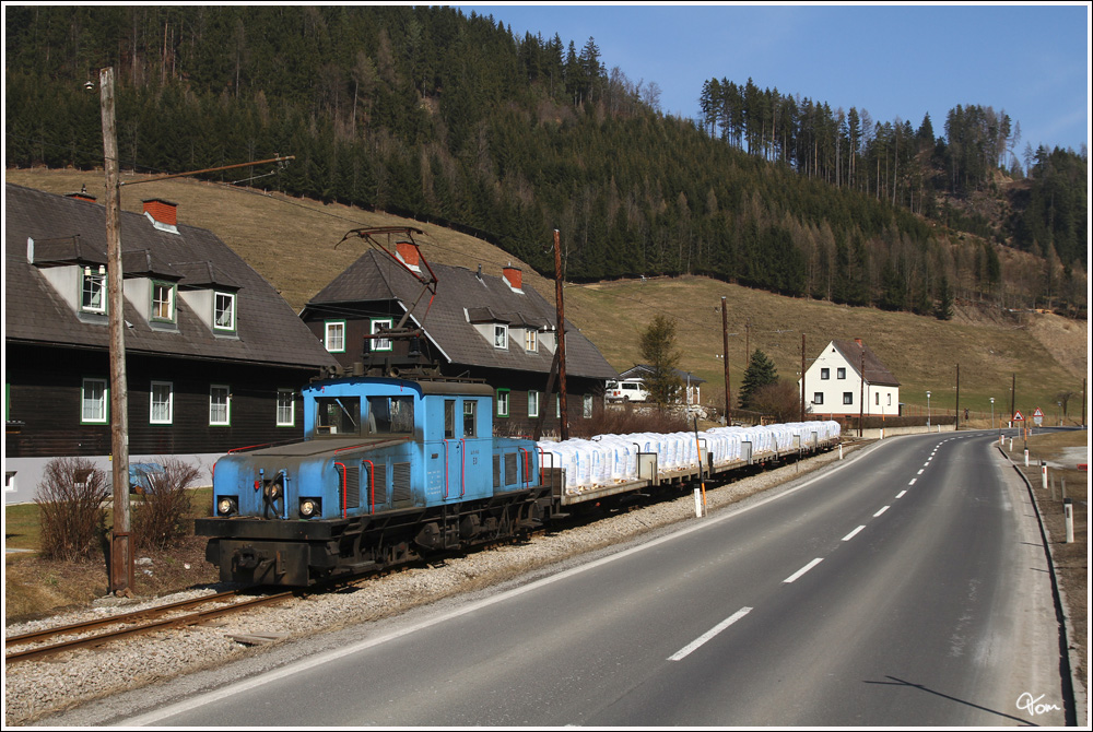 Schmalspur E-Lok E3 fhrt auf der Breitenauerbahn vom Magnesitwerk St.Erhard nach Mixnitz. Diese schmalspurige Nebenbahn steht im Eigentum der Lokalbahn Mixnitz-St.Erhard AG (100%ige Tochtergesellschaft der Veitsch-Radex GmbH & Co). Aufgrund eines Betriebsfhrungsvertrages wird sie von den Steiermrkischen Landesbahnen gefhrt.
St.Jakob 7.3.2012 