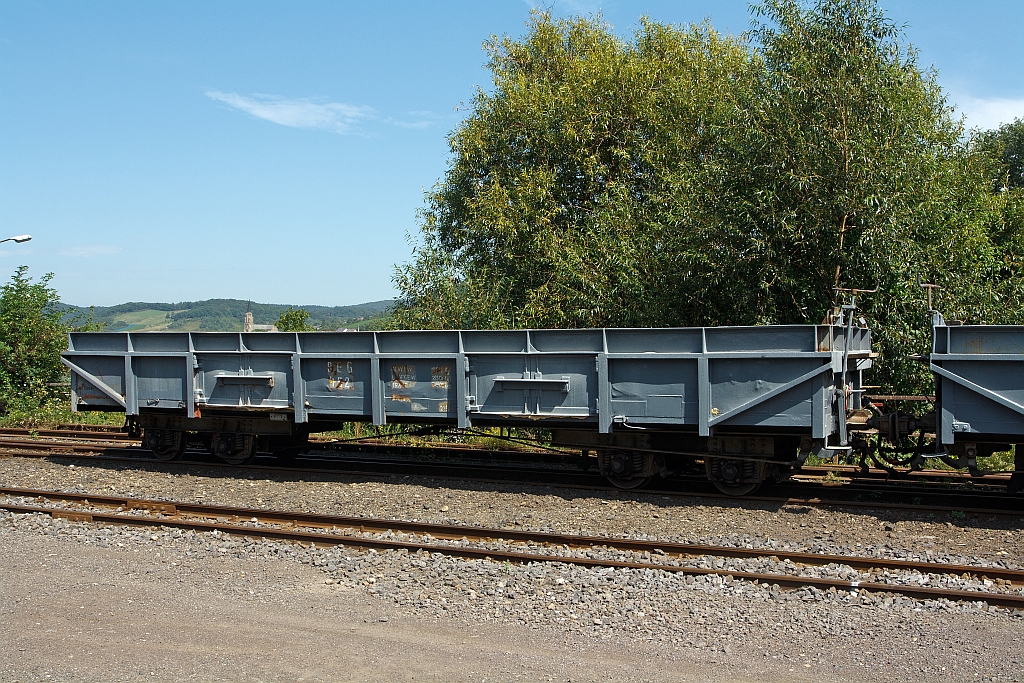 Schmalspur-Schotterwagen  (1000 mm) der Brohltal Eisenbahn (BE) Nr. 452 (Omm4), ex Bayerbahn, am 18.08.2011 in Brohl-Ltzing auf der Gleisanlage. Der Wagen wurde 1958 von Brninghaus unter der Fabrik-Nr. 1682/6 gebaut.