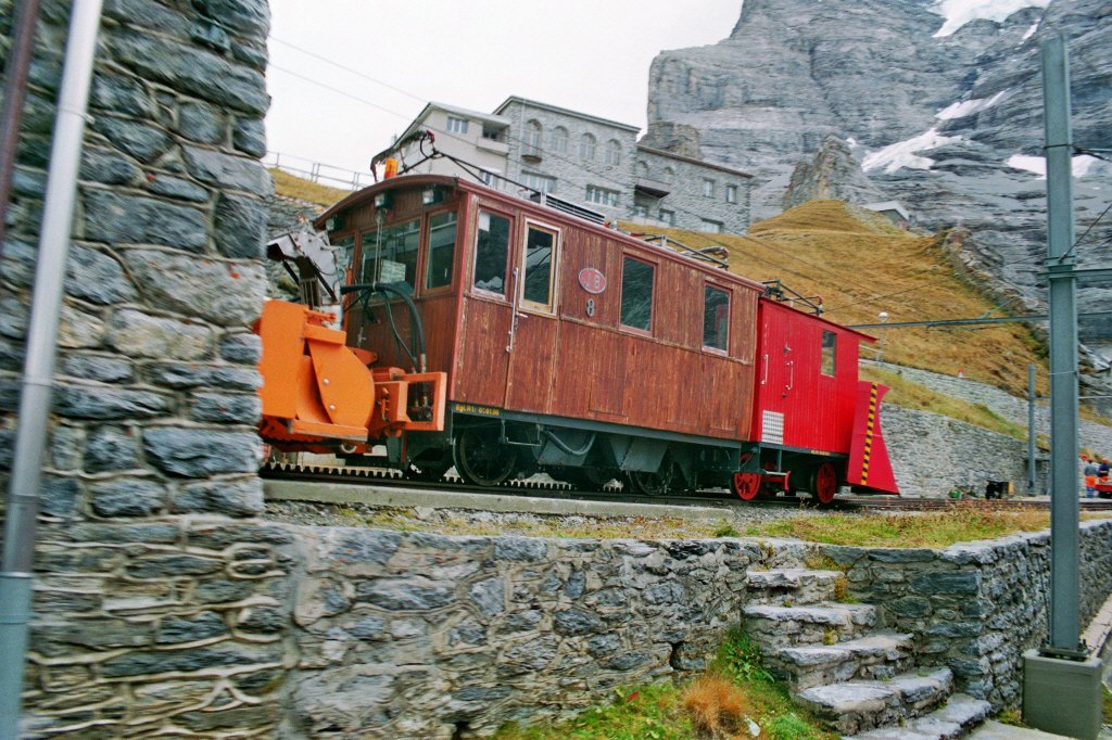 Schneepflug der Jungfraubahn in der Station Eigergletscher.