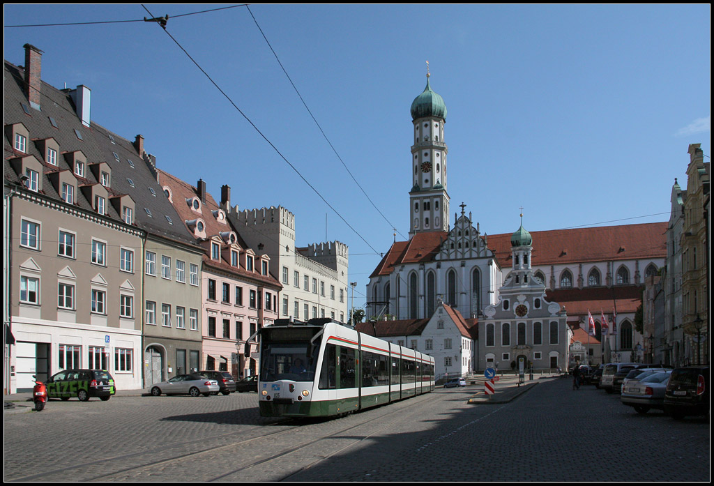 Schönes Augsburg - 

Eine Combino-Straßenbahn am Ulrichsplatz. Da zur Zeit die zentrale Haltestelle am Königsplatz umgebaut wird, werden die Linien in Richtung Süden und Südwesten über die innerstädischen Betriebstrecke Maximilianstraße umgeleitet. So gibt es momentan regen Straßenbahnverkehr vor der Kulisse der Basilika St. Ulrich und Afra. 

26.05.2012 (M)