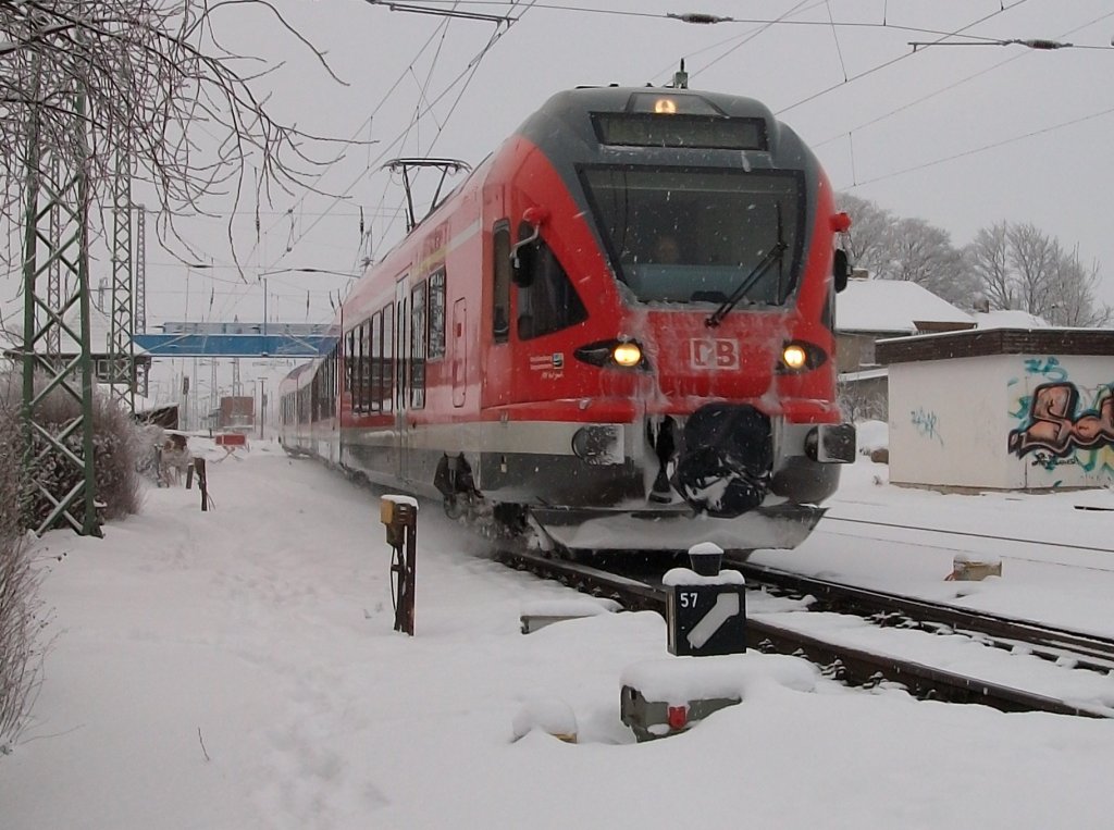 Schon mit Winterspuren verlie ein Flirt,am 20.Dezember 2010,Bergen/Rgen.