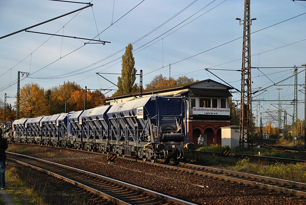 Schttgutwagen in einen Bauzug in Lehrte am 29.10.2010.