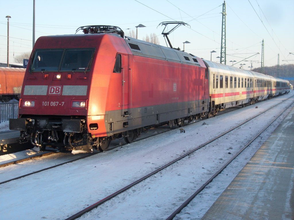 Seit einiger Zeit fhrt der IC 2354 Binz-Dsseldorf nur aus einem 1.Klasse-und vier 2.Klassewagen und ohne Speisewagen.Damit hatte 101 067 am 26.Januar 2010 nur eine leichte Fuhre am Haken als Dieser in Bergen/Rgen hielt.