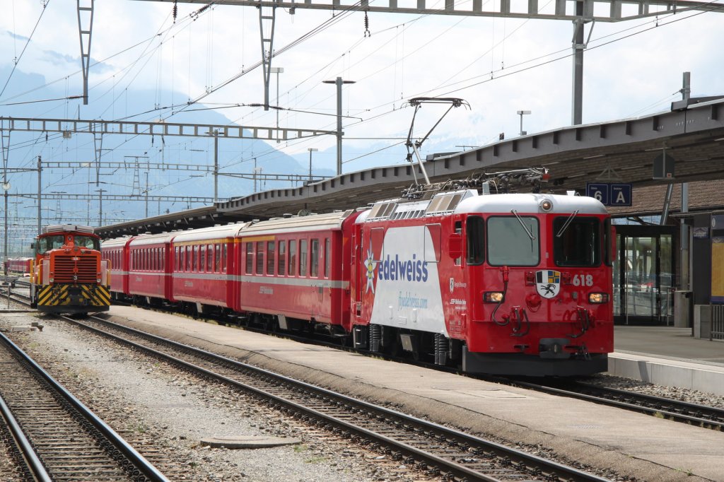 Seit gestern fhrt die Ge4/4 II 618  Bergn/Bravuogn  im Design der Ferienfluggesellschaft  edelweiss ,hier mit einem Zug nach
Scuol-Tarasp.Landquart 04.05.13