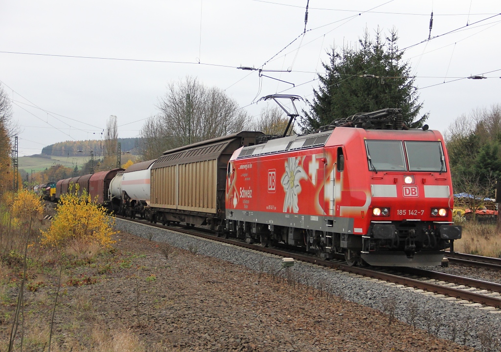 Seit langem mal wieder gesehen: 185 142-7 kam am 08.11.2012 mit einem gemischtem GZ in Richtung Norden ber die KBS 613. Aufgenommen nahe des B Eltmannshausen/Oberhone.