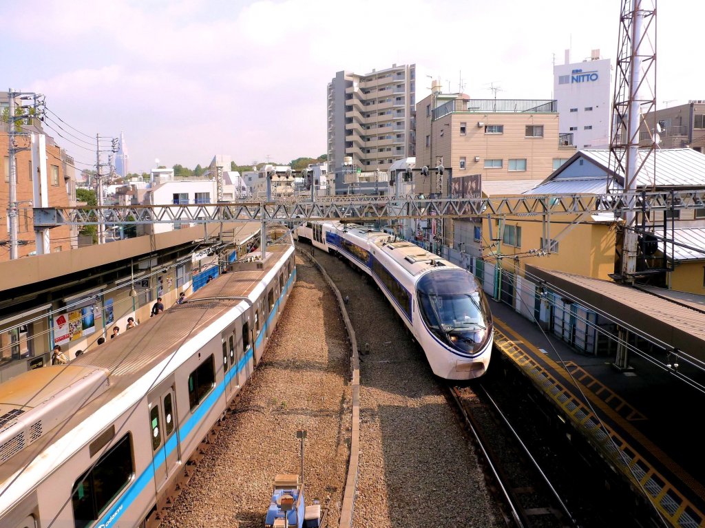 Serie 371 (JR): Hiervon gibt es nur einen Zug (zu 7 Wagen), der 1991 von JR Tkai (JR Central) beschafft wurde, um vor allem Touristen nach Gotemba am Fusse der Fuji-Berges zu fahren. Sehr ungewhnlich ist, dass er Tokyo nicht ber die JR-Strecke erreicht, sondern nach dem Abstieg von Gotemba und dem Befahren eines Verbindungsgleises ber die Strecke des Odaky-Konzerns. Zwei Wagen des Zuges sind Doppelstockwagen, im oberen Stockwerk mit Luxussitzen. Im Mrz 2012 wurde der Zug von seinem Dienst abgezogen; seither wird er nur noch fr gelegentliche Sonderfahrten genutzt. Die Verbindung von Tokyo nach Gotemba wird jetzt ganz von Intercityzgen des Odaky-Konzerns gefahren. Bild: Einfahrt des Zuges in Yoyogi Hachiman in Tokyo; links ein S-Bahnzug des Odaky-Konzerns. 12.Oktober 2012.  Drei Wagen des Zuges wurden 2015 an die Fuji Kyk Privatbahn verkauft und fahren seither in einem gediegenen weinroten Anstrich. Aus dem Endwagen KUMOHA 371-1 wurde der Erstklass-Steuerwagen KURO 8551, aus einem der Mittelwagen MOHA 370-101 wurde der Mittelwagen MOHA 8601, und aus dem anderen Endwagen KUMOHA 371-101 wurde derKUMOHA 8501. 