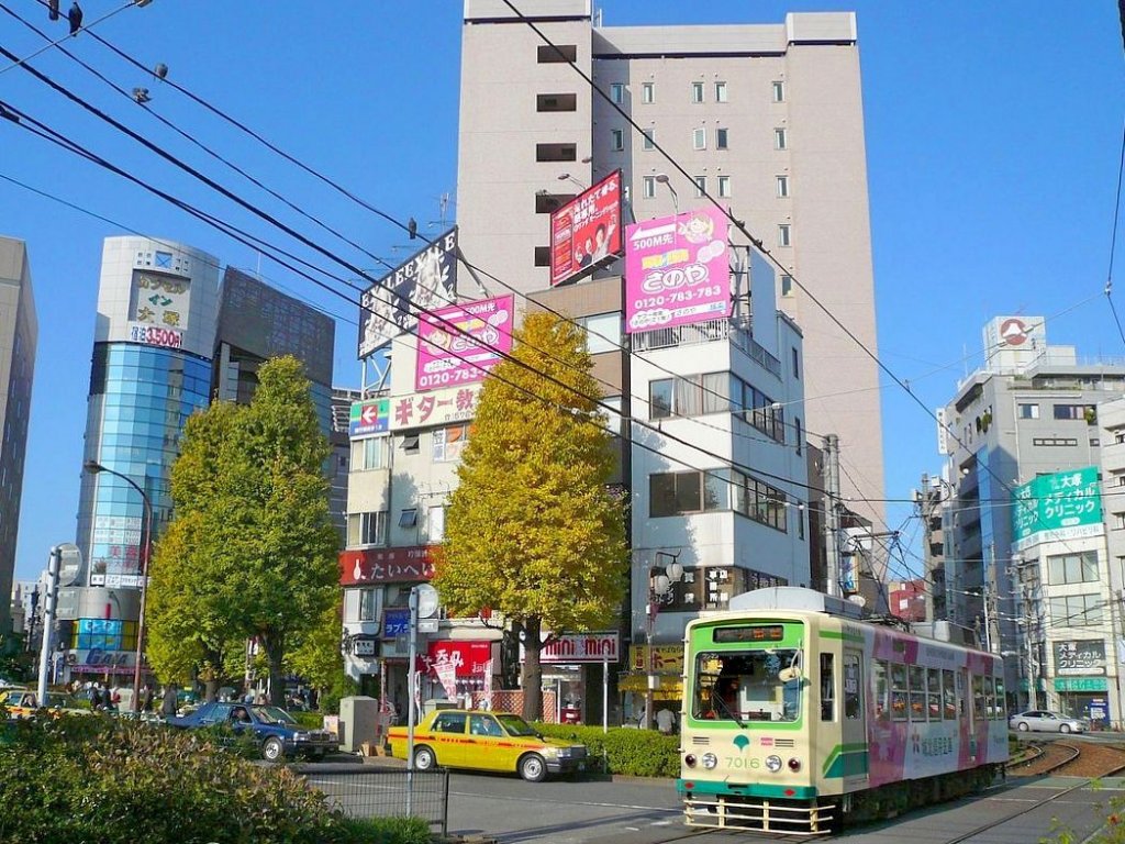 Serie 7000: Wagen 7016 in Ôtsuka an einem typischen Tokyo-Herbsttag, 28.November 2009. 