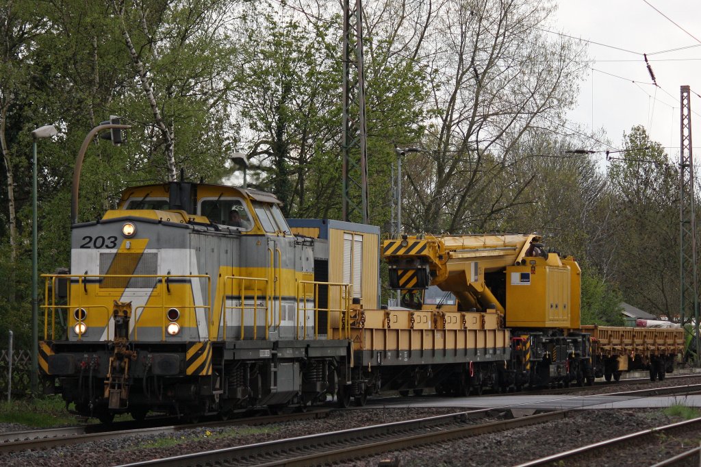 SGL V180.07 alias 203 001 am 20.4.12 mit einem Baukran bei der Duchfahrt durch Ratingen-Lintorf.