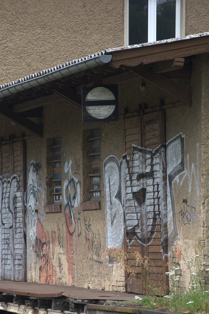 SH 0  unterm Dach  hat schon lange ausgdient und befindet sich am Gterschuppen des Bahnhofes Mirow, der leider auch langsam dem Verfall preisgegeben ist. 10.07.2013 11:26 Uhr.