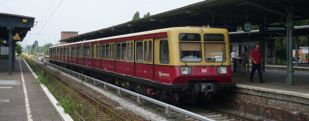 Sie fahren wieder! S-Bahn der BR 485 wartet in Berlin Schneweide auf Fahrgste in Richtung Flughafen Schnefeld. 2010-07-17.