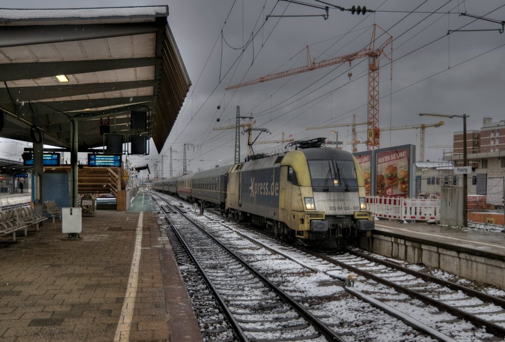 Sifflok bei Siffwetter: ES64 U2-007 am 06.01.12 mit Sdz 91514 Murnau-Hannover in Mnchen-Pasing