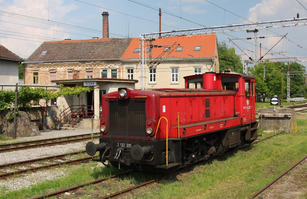 Sisak in Kroatien am 19.5.2011.
Betriebspause fr die Jenbacher Rangierlok der HZ 2132 305.