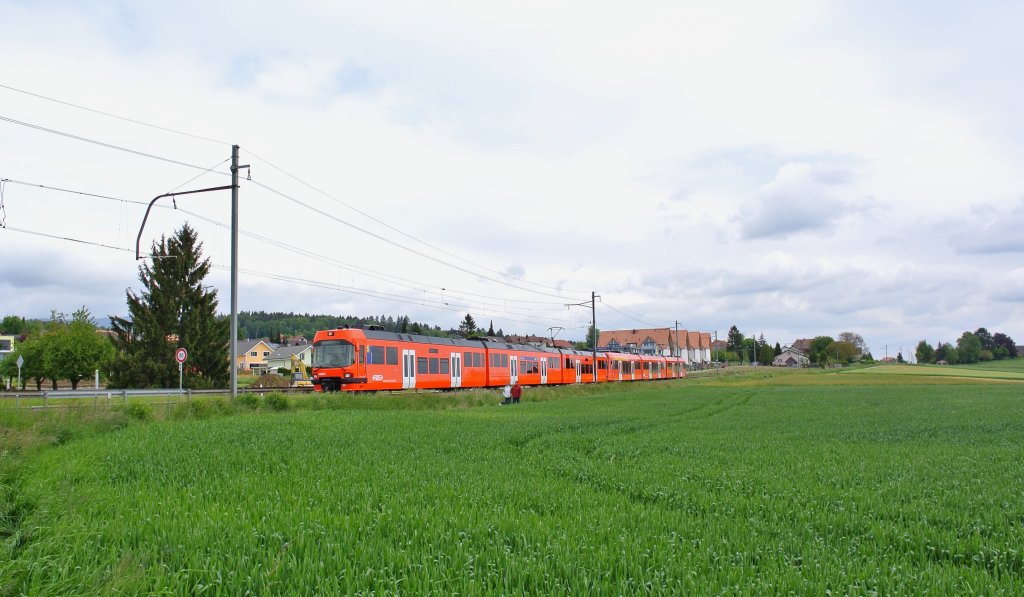 SlowUp Solothurn-Bucheggberg 2013: Der RBS verkehrte mit Doppeltraktion, jeweils ein Seconda und ein Next. Die Secondas werden normalerweise nicht auf der Linie RE Bern-Solothurn eingesetzt, da sie kein 1. Klass Abteil haben. Dafr verfgen sie ber ein Multifunktionsabteil, desshalb wurden sie heute eingesetzt. Seconda 66 und Next 28 als RE 1116 zwische Ammannsegg und Lohn-Lterkofen, 26.05.2013.