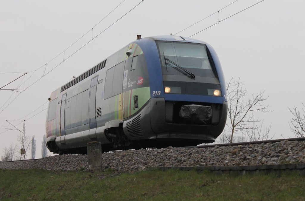 SNCF X73910 am 27.03.2013 als IRE von Mulhouse Ville ber Mllheim (Baden) nach Freiburg (Breisgau) Hbf. Hier ist der Blauwal beim Kilometer 234,9 bei Hgelheim.