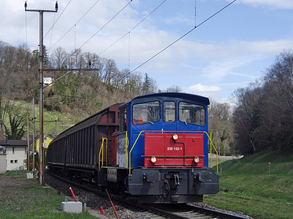 So wie es aussieht, werden hier demnchst die Oberleitungsmasten erneuert. Tm 232 132-1 aus Richtung St. Margrethen kommend bei der Einfahrt in den Bahnhof Au SG am 13.04.2013.