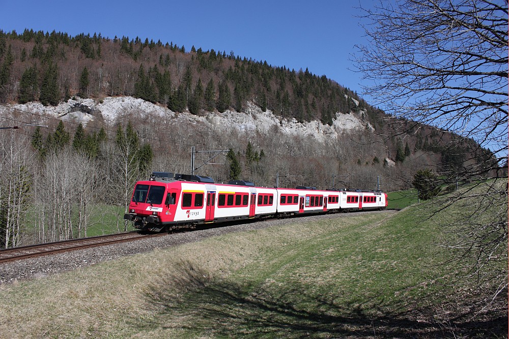 Soeben hat der TRAVYS-NPZ den Tunnel Mont-d'Orzeires verlassen und erreicht das Valle de Joux am 9. April 2011.