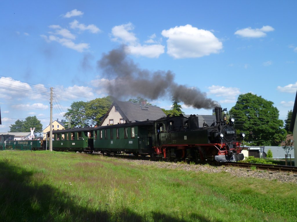 Sommerdampf in Schnheide am 16.07.11 mit 99 516, hier bei der Ausfahrt in Neuheide.

