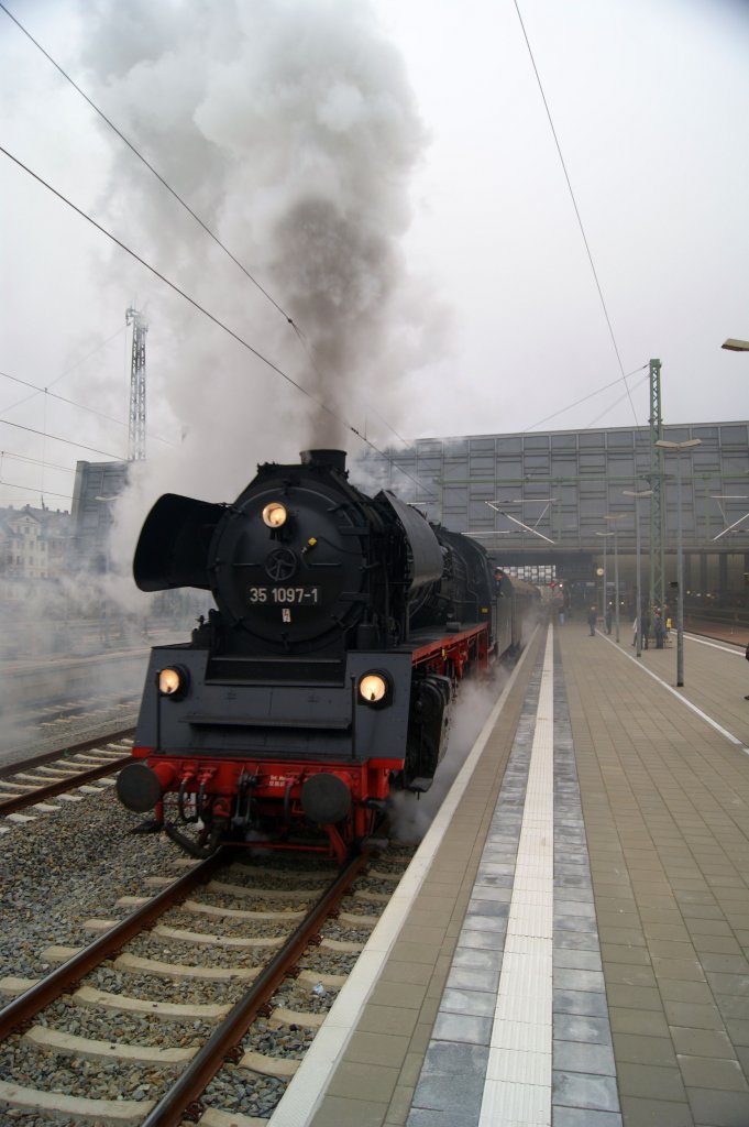 Sonderzug des SEM Chemnitz nach Dresden, hier im Chemnitzer Hbf. Zuglok war die Glauchauer 35 1097-1. 03.12.2011