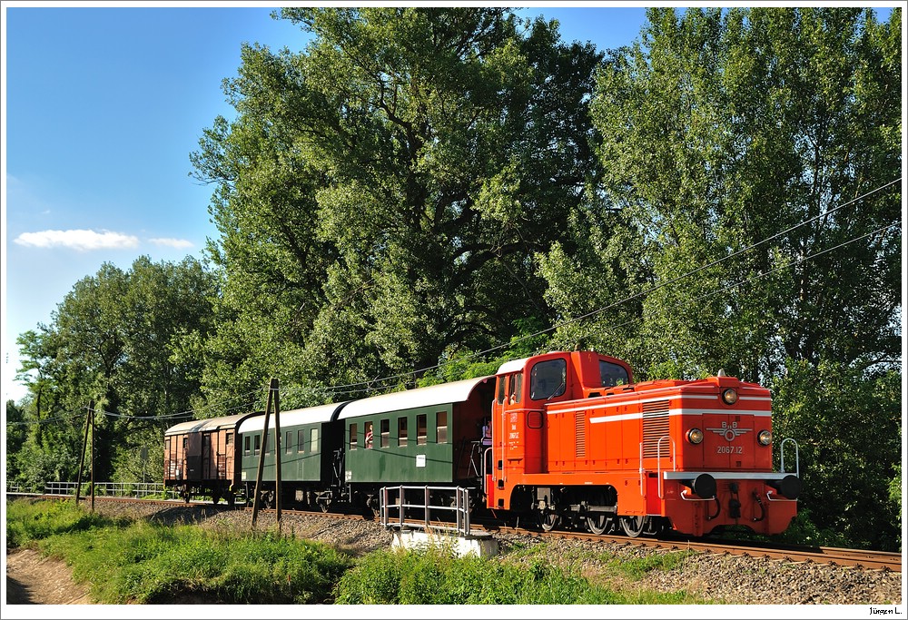 Sonderzug (SR19664) der Dieselnostalgie mit 2067.14 von Sigmundsherberg nach Hadersdorf a.Kamp; Hier zw. Schnberg a.Kamp und Zbling (1); 27.6.2010.