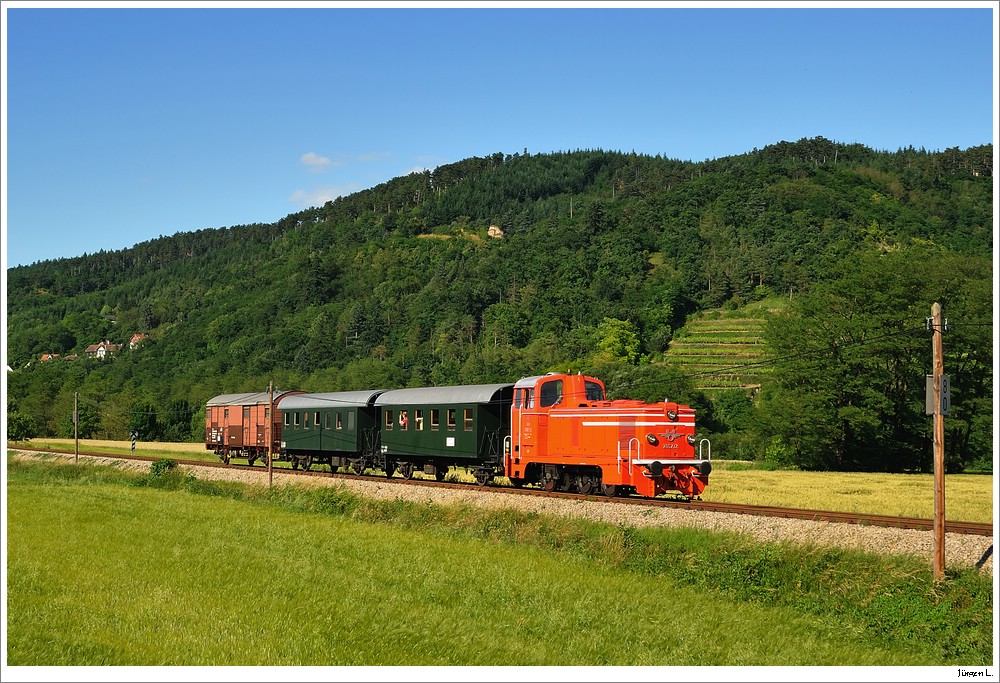 Sonderzug (SR19664) der Dieselnostalgie mit 2067.14 von Sigmundsherberg nach Hadersdorf a.Kamp; Hier zw. Schnberg a.Kamp und Zbling (2); 27.6.2010.