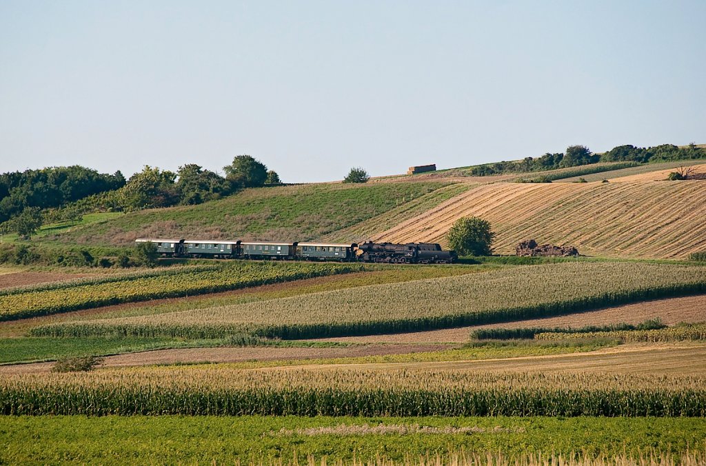 Sptsommer im Weinviertel: BR 52.4984 rollt gemtlich der Haltestelle in Mollmansdorf entgegen. Die Aufnahme entstand am 22.08.2010.