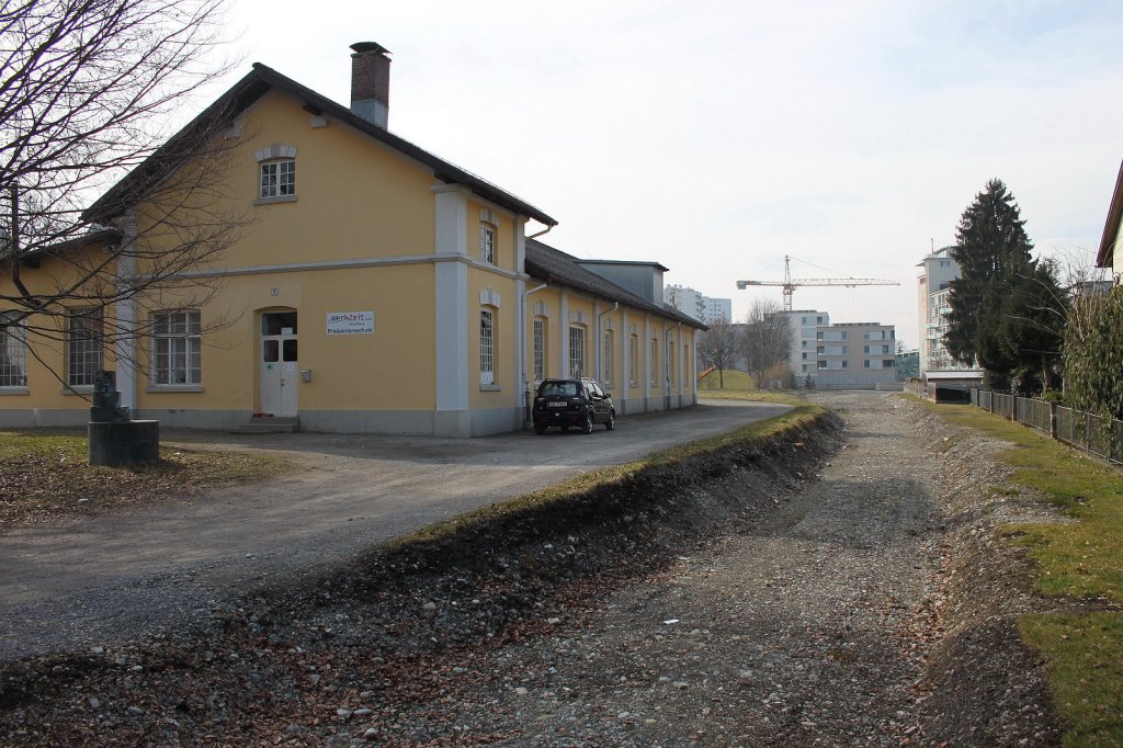 Spurensuche bei der BWB.(1902-1983)Die ehem.3 stndige Lokremise in Bregenz-Vorkloster.Blick von der Strasse Richtung Bezau.Wo jetzt der Aushub ist,lag ein Dreischienengleis das zu einem Betrieb fhrte.Das Schmalspurgleis der BWB schwenkte vorher links ab.12.03.11

