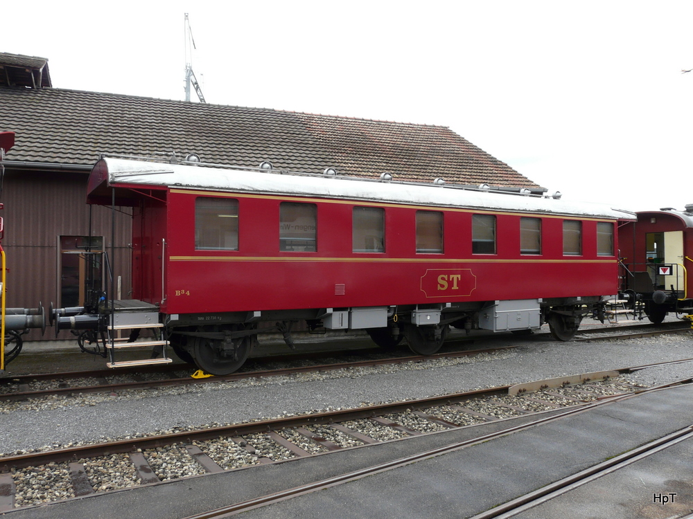 ST - Personenwagen  B 4 abgestellt im Bahnhofsareal von Triengen am 28.08.2010