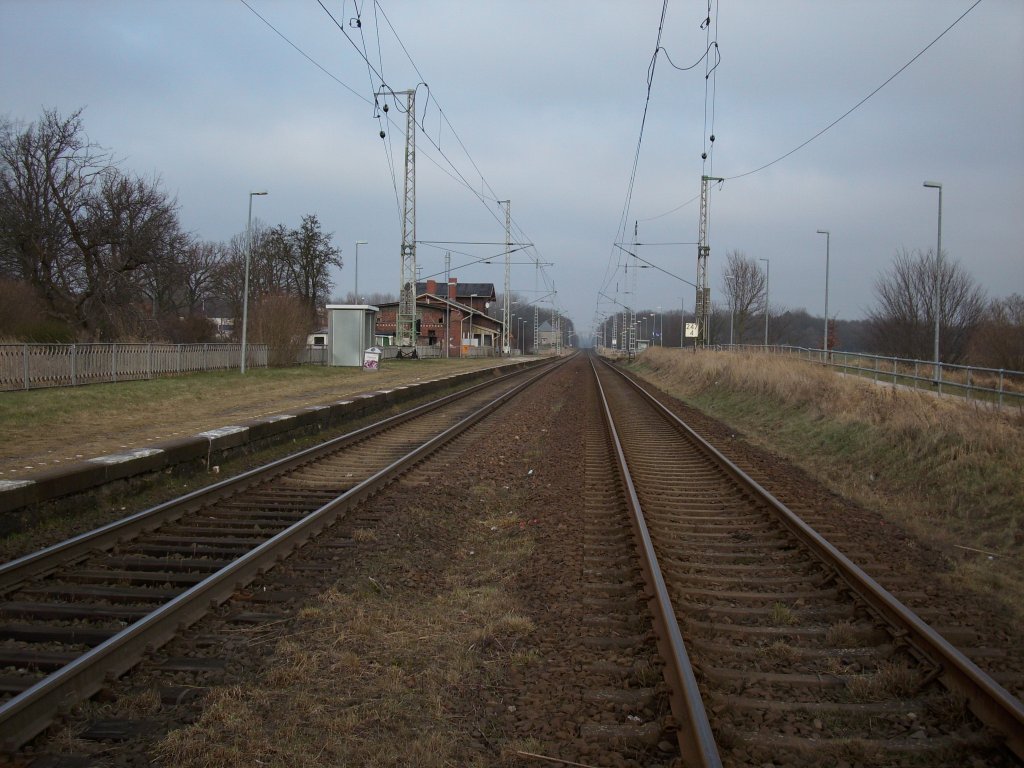 Station Teschenhagen in Richtung Bergen/Rgen mit den beiden Bahnsteigen und dem Bahnhofsgebude am 23.Januar 2009.Halt nur fr RE-Zge.In Teschenhagen gab es ein Ladegleis und der Bahnhof war mit einem Blockwrter besetzt.Inzwischen gibt es in Teschenhagen kein Ladegleis und kein Blockwrter mehr.Aufnahme vom B aus.