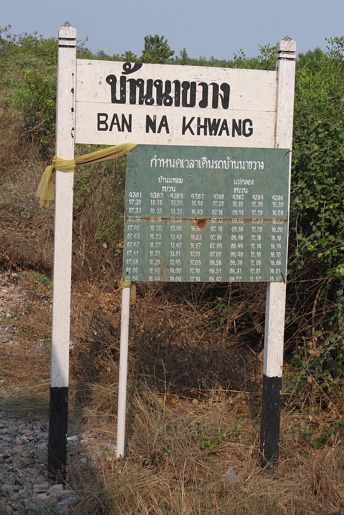 Stationsschild und Fahrplantafel der Ban Na Khwang Station am 15.März 2011. 
